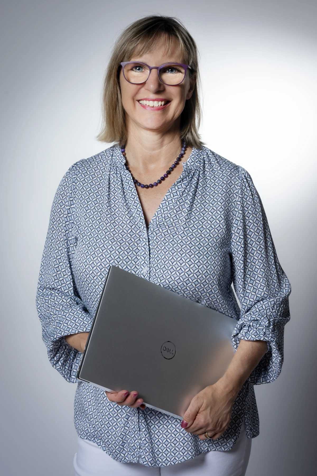 Gabi Thiel mit einem Laptop