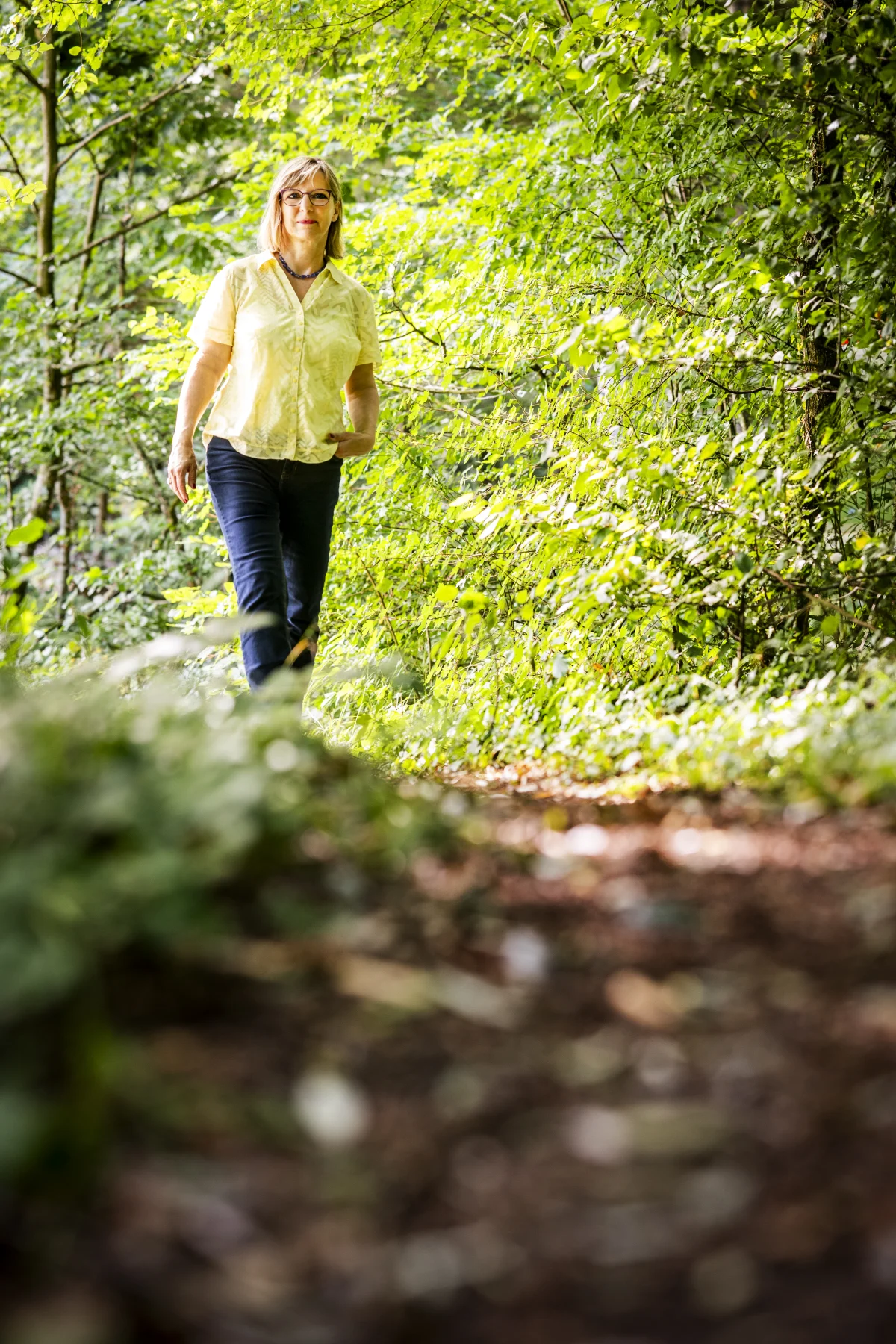 Gabi Thiel auf einem Waldweg