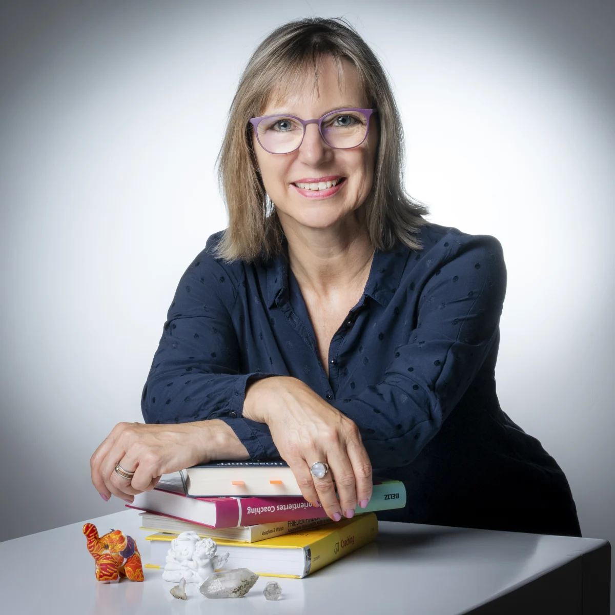 Gabi Thiel am Tisch mit Büchern